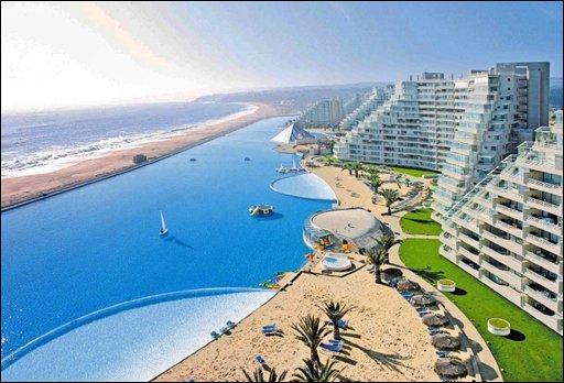 ThePigTimes's tweet photo. La piscine d'Algarrobo au Chili est la plus grande du monde. http://t.co/pJCybEeyeF