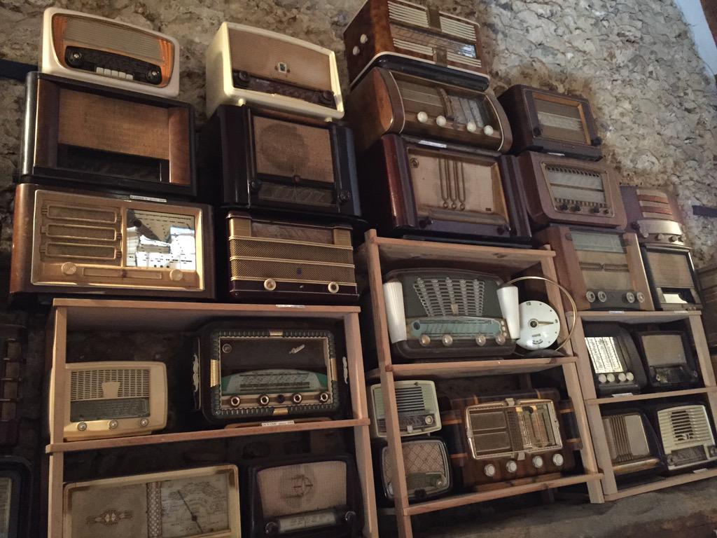 CyrilPetit's tweet photo. Christophe a aussi une belle collection de radio. #PaperLive http://t.co/wbgcSCMHxY