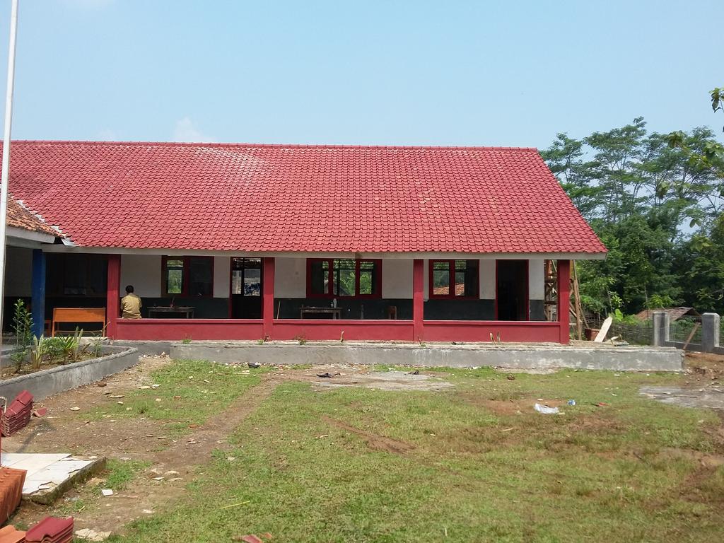 duniasosialku's tweet photo. Renovasi sekolah SDN Ciomas 04 hampir selesai http://t.co/EbAjS1OUO9