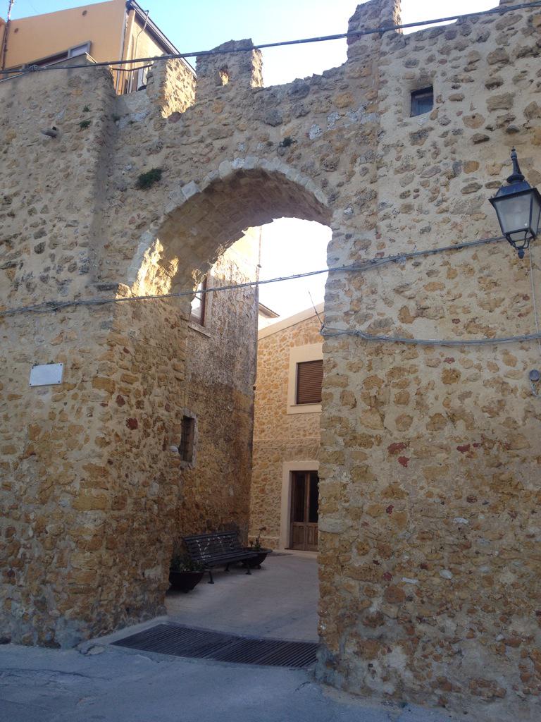 Sicilia_Naro's tweet photo. La Porta d'Oro di #Naro costruita nel 1263 insieme alla cinta muraria #VisitNaro #VisitAgrigento @VisitSicilyOP http://t.co/5nn3KEmTQs