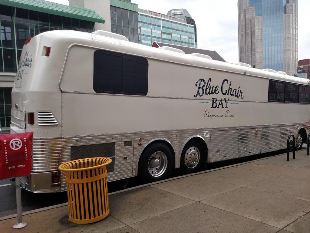 cesto25's tweet photo. Moby leading the way for the busses in Nashville. #mobysmillionmiles #ifthisbuscouldtalk @noshoesradio @noshoesnation http://t.co/pMKEyCUWI6
