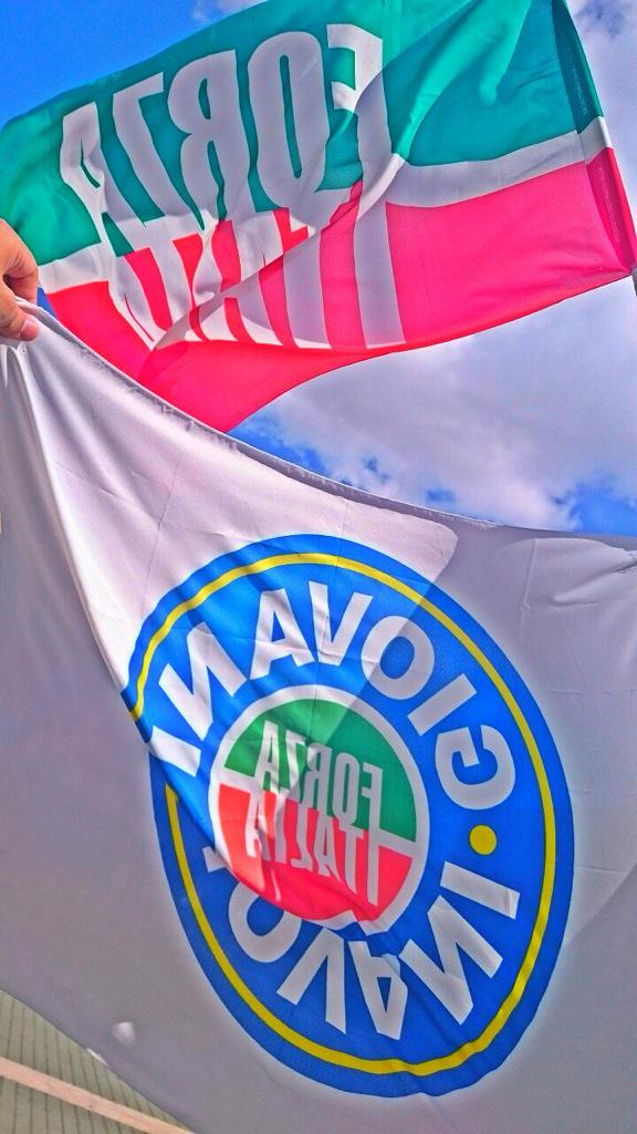 fi_giovani's tweet photo. Qui Padova,sempre e ovunque per il ns Presidente @SBerlusconi15 #noicisiamo!! #regionali2015 #SilvioinCampo #NoiconTe http://t.co/AuAP80P9vw