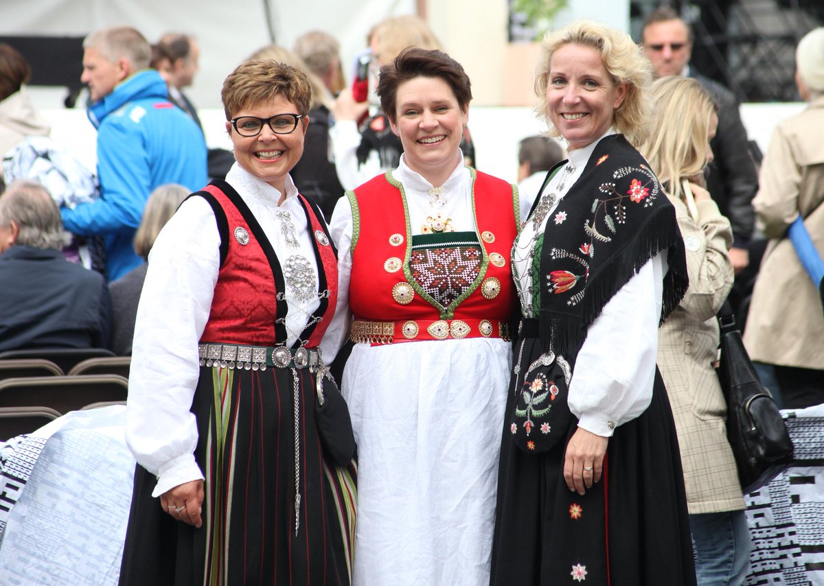 Festspillåpning i Bergen med <a href="/MarteMP/">Marte Mjøs Persen</a>, <a href="/CBjelland/">Cecilie Bjelland</a> og Anne Gine Hestetun! <a href="/Arbeiderpartiet/">Arbeiderpartiet</a> #fib2015