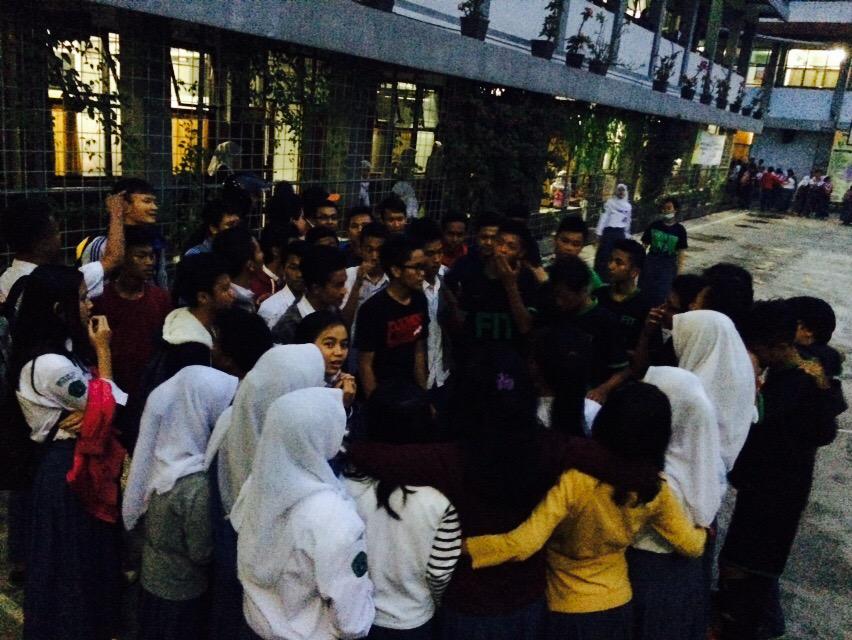 Inilah suasna suka atas kemenangan X MIA 3!! Selamat ya sekali lagi #juaraligafutsal2015 <a href="/ximethree/">XII MIA 3</a>