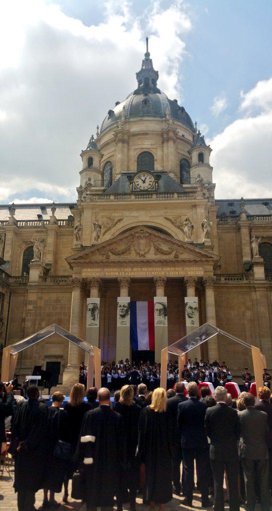 #Pantheon2015 #Pantheonisation Hommage en #Sorbonne terminé. Dès 17h, suivez l'entrée au #Pantheon sur  elysee.fr