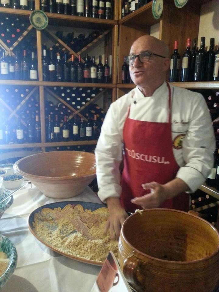 Cuscusu's tweet photo. Alla #CantinaSiciliana, questi fortunati signori stanno imparando i segreti del #Cùscusu da Pino Maggiore #trapani http://t.co/RkIoOlStkN