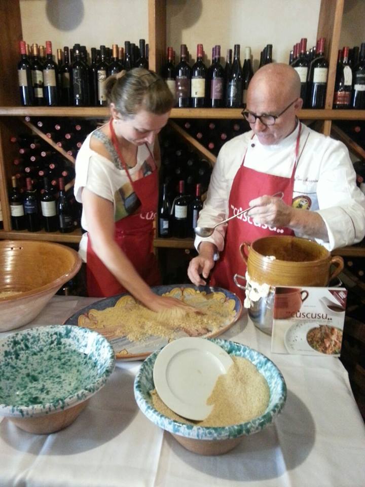 Cuscusu's tweet photo. Alla #CantinaSiciliana, questi fortunati signori stanno imparando i segreti del #Cùscusu da Pino Maggiore #trapani http://t.co/RkIoOlStkN