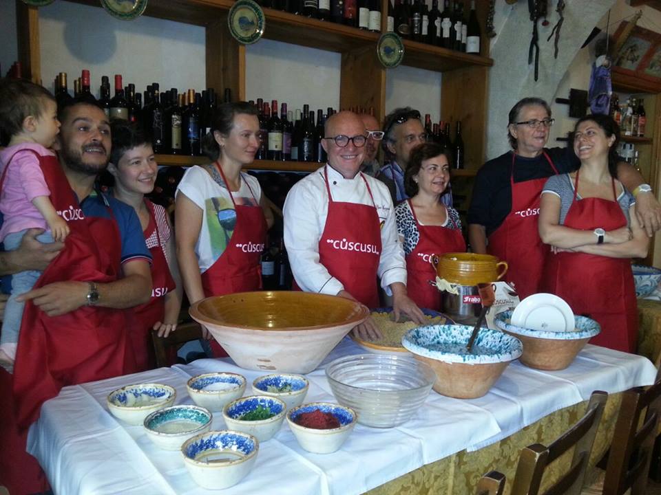 Cuscusu's tweet photo. Alla #CantinaSiciliana, questi fortunati signori stanno imparando i segreti del #Cùscusu da Pino Maggiore #trapani http://t.co/RkIoOlStkN