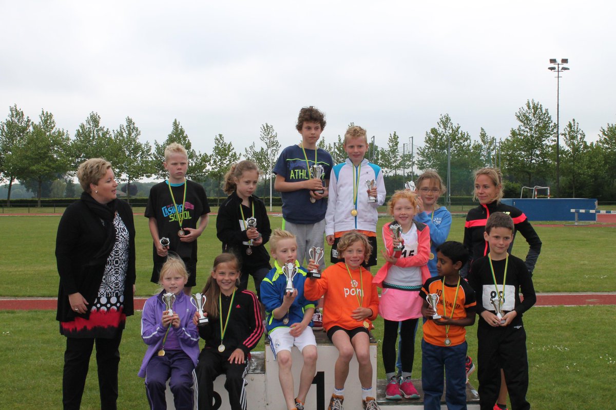 Winnaars finale AthleticsMovements <a href="/Atletiekunie/">Atletiekunie</a> bij @GVAC_Veldhoven. Uitreiking door <a href="/kimdillenNB/">Kim Dillen</a> &amp; <a href="/MariennevD/">Marienne van Dongen</a>