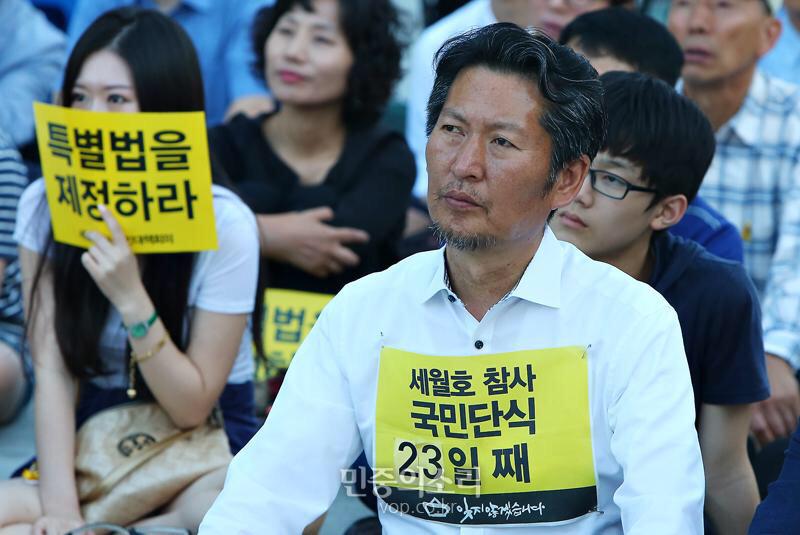 Barunsori6's tweet image. 정청래 의원 자격정지 1년? 어디 물어보자. 김한길, 박지원, 주승용, 조경태 니들은 국민들이 울고 아파할때 함께 울고 아파한적이 도대체 한번이라도 있었니? 누가 누구를 징계하니? 지 밥통에만 관심있는 것들이