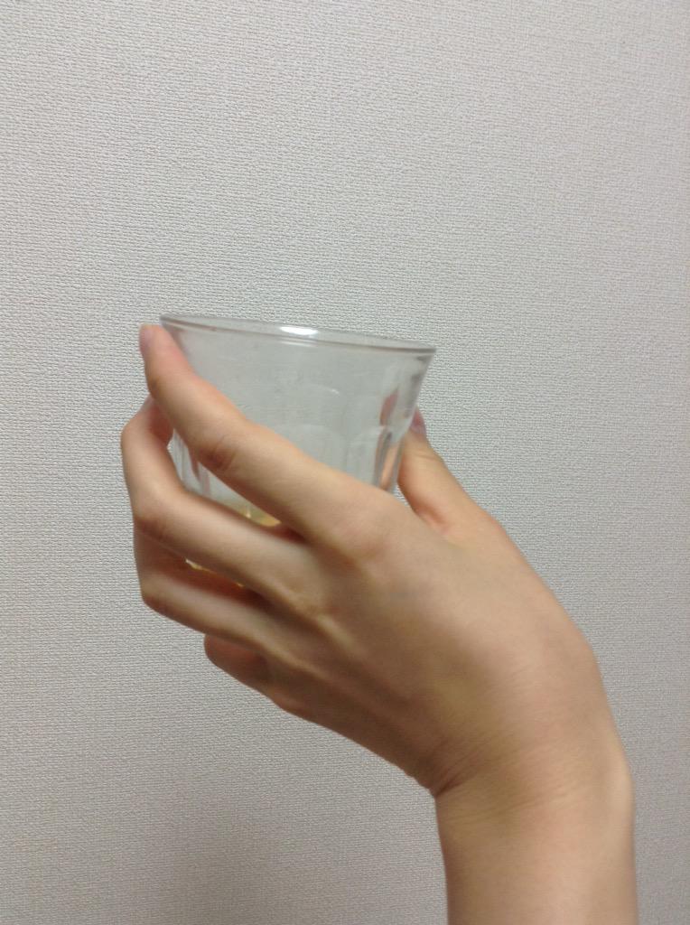 絵描き向け 女性の手のポーズbot En Twitter コップを持つ Http T Co Ckl63hmp4y