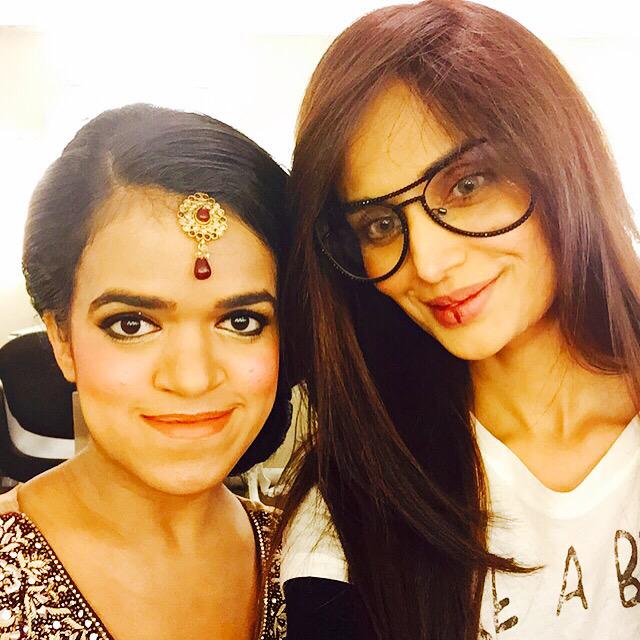 iMehreenSyed's tweet photo. My beautiful fan http://t.co/lDfnggC8uj her! #karachi #sabs http://t.co/soB7ksQ0zW