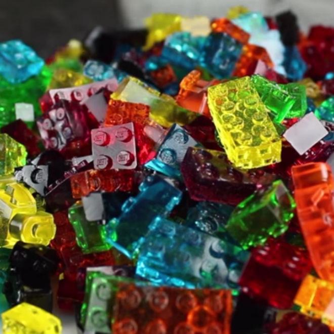 Todaysparent's tweet image. LEGO. GUMMY. CANDY. Oh yeah! Here's how to make it —&amp;gt; ow.ly/Nt5tO #TPloves