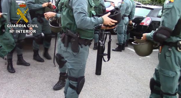 guardiacivil's tweet photo. Detenidas a 14 personas por menudeo de #droga en la Part Forana #Mallorca  
http://t.co/uWik6JC73r http://t.co/50QYiTkei7