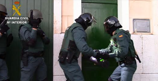 guardiacivil's tweet photo. Detenidas a 14 personas por menudeo de #droga en la Part Forana #Mallorca  
http://t.co/uWik6JC73r http://t.co/50QYiTkei7
