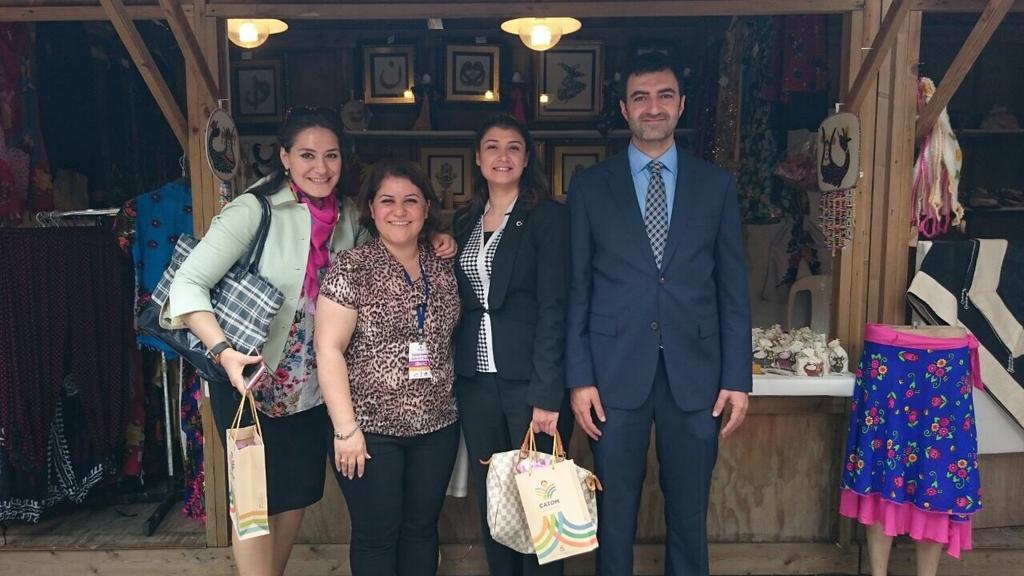 aynurayazfan's tweet photo. 29 Mayıs'a kadar gezilebilir.Sevgili dostlarla @alisinanoglu1 @Av_PINARELDEM ÇATOM Kadınlarının el emeği ve göz nuru. http://t.co/mfMuWFh9q4