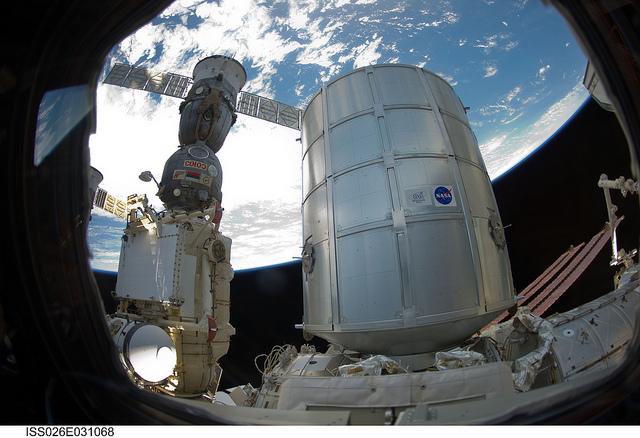 NASA's tweet photo. .@Space_Station module moved today for future @Commercial_Crew spacecraft: http://t.co/byFlVEgMaO 

#LaunchAmerica http://t.co/YVywRmnMLF