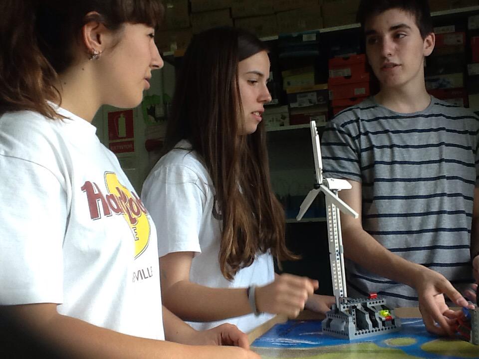 mercedaries's tweet photo. La robòtica ens enganxa! A 4t ESO practiquem nous reptes amb el "green city" ✌🏾@MarinaFC7 @RO_BOTICA_ @LEGO_ROBOTIX http://t.co/Rcevgrjvdm