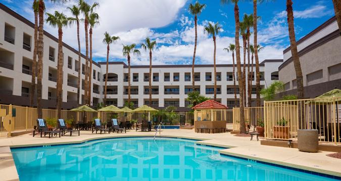 hiltonphoenix's tweet photo. Consider this your sparkling invitation to #Phoenix. Just hop on our free shuttle from the #airport + jump in! http://t.co/Jhj3uxbp2I