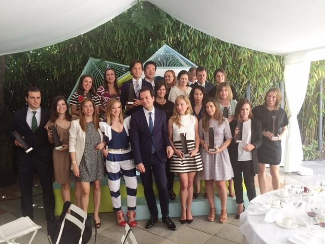 <a href="/RosaliaCogollo/">Rosalía Cogollo</a> y <a href="/ainharavini/">ainhara viñaras</a> posan con el resto de galardonados de los #PremiosGQcosmetica Gracias a todos <a href="/GQSpain/">GQ España</a>