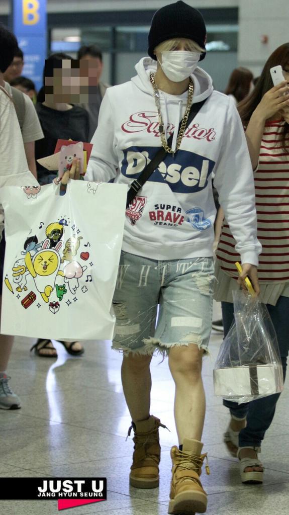 JUST_JHS's tweet photo. 150527 입국

#비스트 #beast #b2st #장현승 #janghyunseung #hyunseung #js #저스트유 #JUSTU #89_h http://t.co/pcJrGr8hpz
