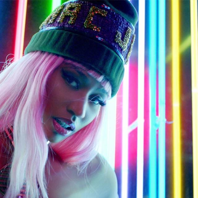 Feiert mit <a href="/NICKIMINAJ/">Nicki Minaj</a> und ihrem Video zu #TheNightIsStillYoung durch die Nacht: bitly.com/NickiMinaj_TNI… #TNISY