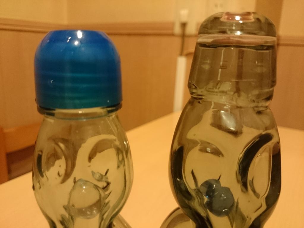 瓶詰め飲み物の瓶は再利用前提 はもはや常識ではないのか 飲み終わったラムネ瓶にゴミ入れ から始まるtl Togetter