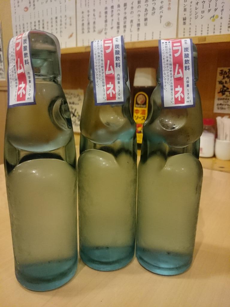 瓶詰め飲み物の瓶は再利用前提 はもはや常識ではないのか 飲み終わったラムネ瓶にゴミ入れ から始まるtl Togetter