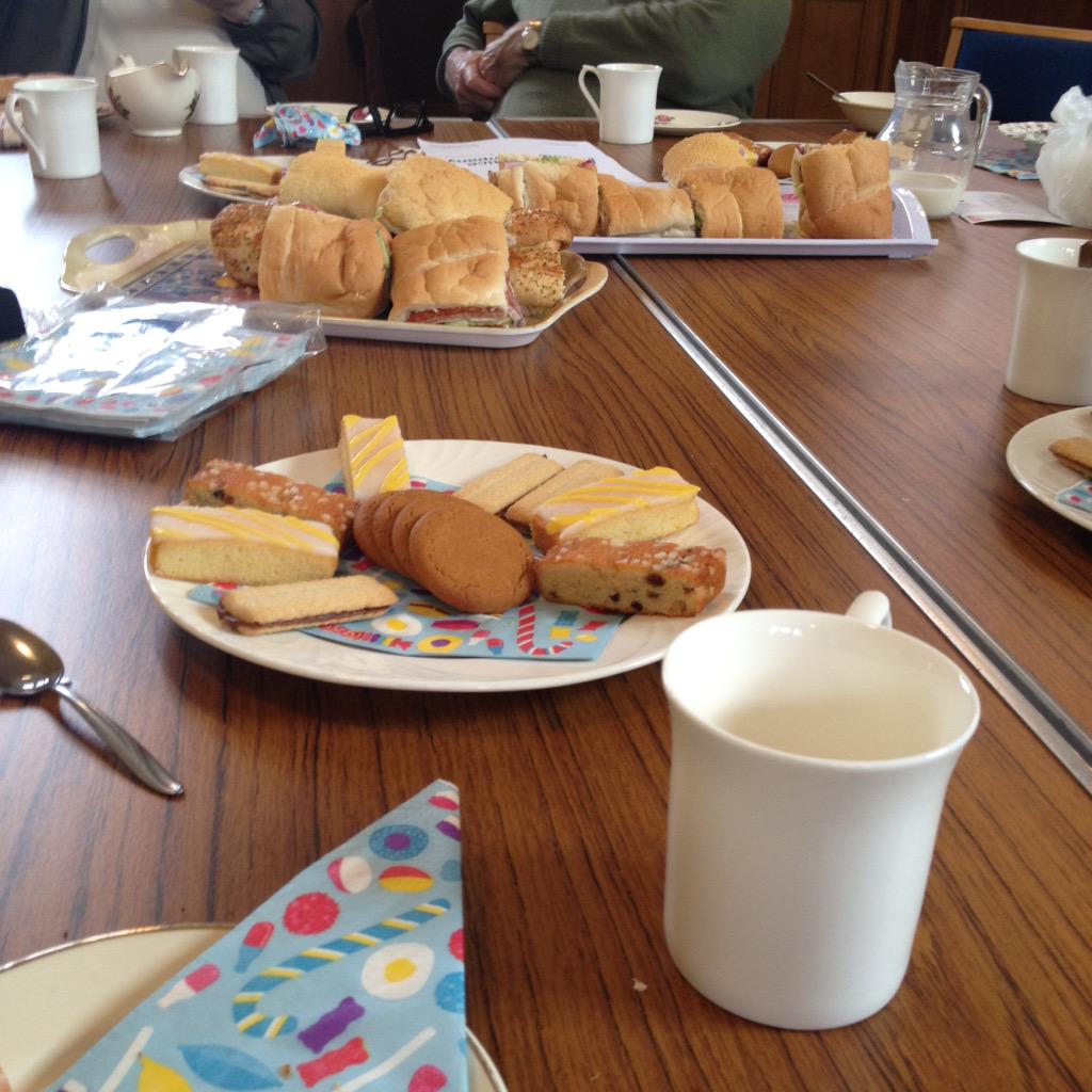 UoC_SCSC's tweet photo. Free subways cakes biscuits and hot drinks in garden lane church now till 4pm @UoCVolunteering http://t.co/BfmD5JSTJd