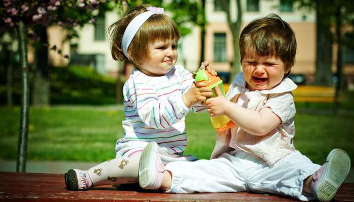 Дети клипарт. Делиться о них будут. Делиться с друзьями. Игрушки для детей. Ребенок угощает.