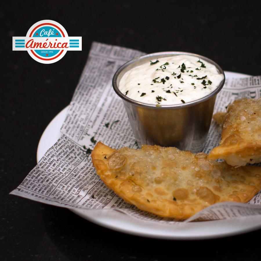 cafeamericard's tweet photo. Si te fascina deleitar estas deliciosas empanaditas de queso, ¡Entonces eres un #CafeAmericaFans! #CafeAmerica 🙏 http://t.co/4fAbCUxcG6