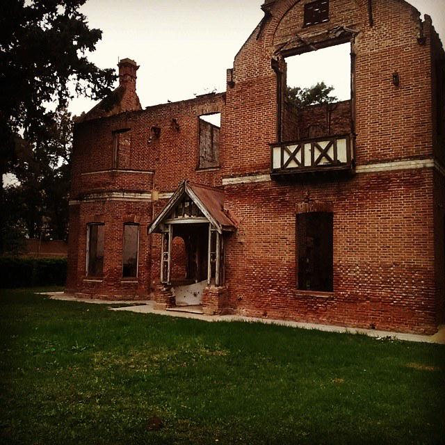 Una de las joyitas de estilo inglés en Fisherton. Belleza que ilustra nuestras etiquetas