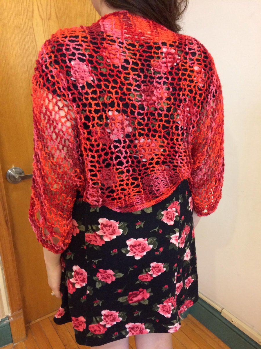 This is our Beauty Openwork Shrug with a shorter sleeve, perfect for the summer! 
madeinamericayarns.com/wp/wp-content/…