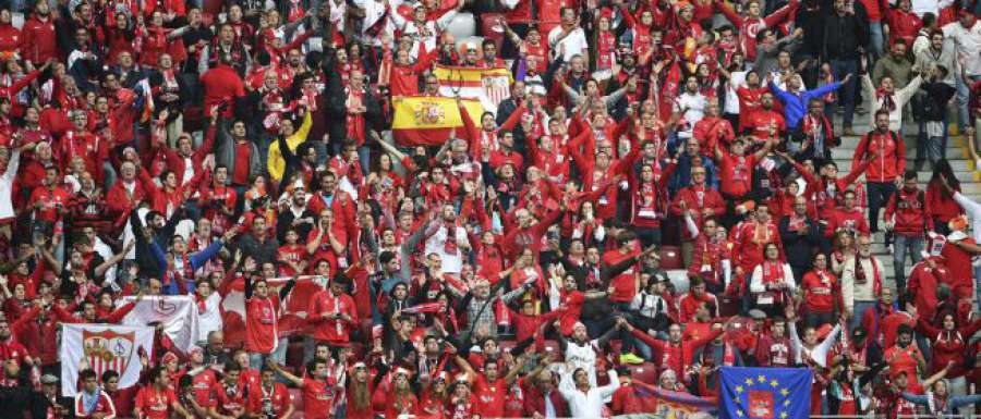 diarioas's tweet photo. Así de fuerte suena el himno de un @SevillaFC para la eternindad ▶ http://t.co/O8Q5uvC1nV http://t.co/N0H3CLsvJ6