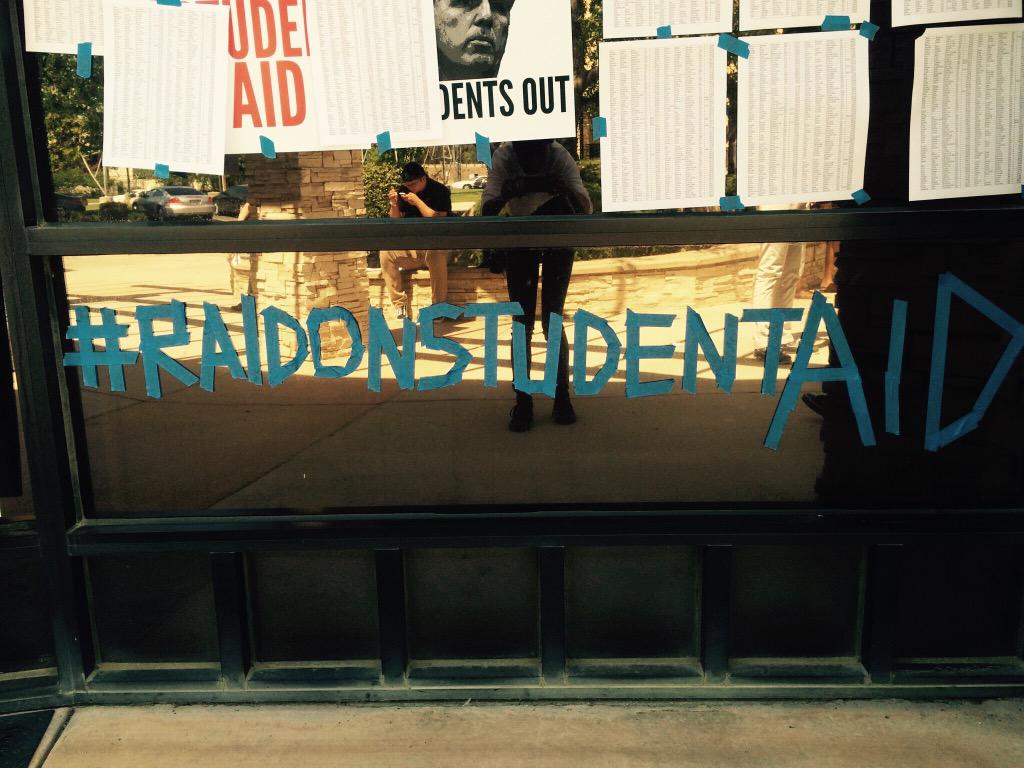 eddymorales's tweet photo. “@AFQ_92: Students locked out of @GOPLeader office demanding to stop the #RaidonStudentAid @USStudents http://t.co/qIBxjNhSqT” #studentpower