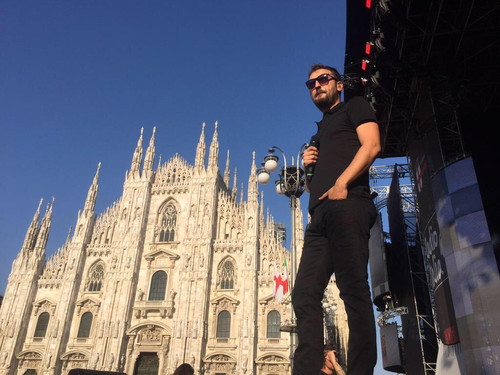 FotoDiMilano's tweet photo. “@CremoniniCesare: Stasera con tutto il cuore di sempre. 
W Milano! #RadioItaliaLive http://t.co/oVRge1OM1a”
#Milano