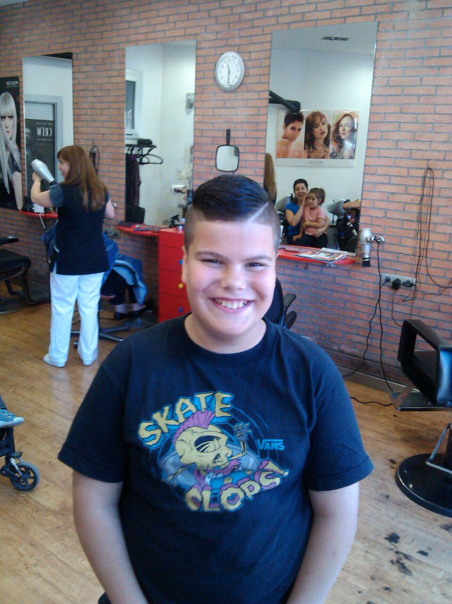 gomina2p's tweet photo. Xavi ganador del corte de pelo de Abril disfrutando de su #premio #peluquería  #gomina2 #santacoloma #barcelona http://t.co/Q0VUfOEHJd