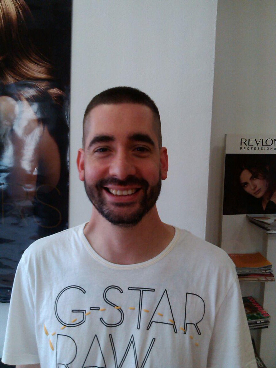 gomina2p's tweet photo. Dani otro ganador del corte de pelo de Abril disfrutando de su #premio #peluquería  #gomina2 #santacoloma #barcelona http://t.co/uY4NYAPMw1