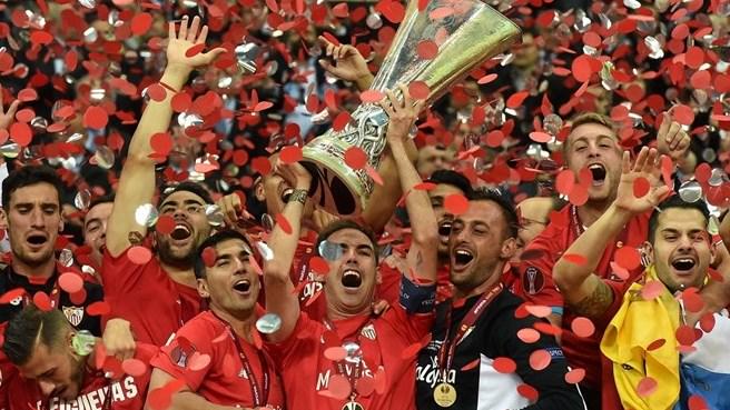SevillaActual's tweet photo. El #SevillaFC se convierte en el único equipo del mundo en ganar la cuarta Europa League http://t.co/HSJDCcUacY http://t.co/8gcDum6oKn