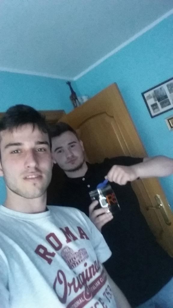ivoRaper79's tweet photo. Al gym con @AntalJenaki_  💪💪 http://t.co/I0l7m473Ur