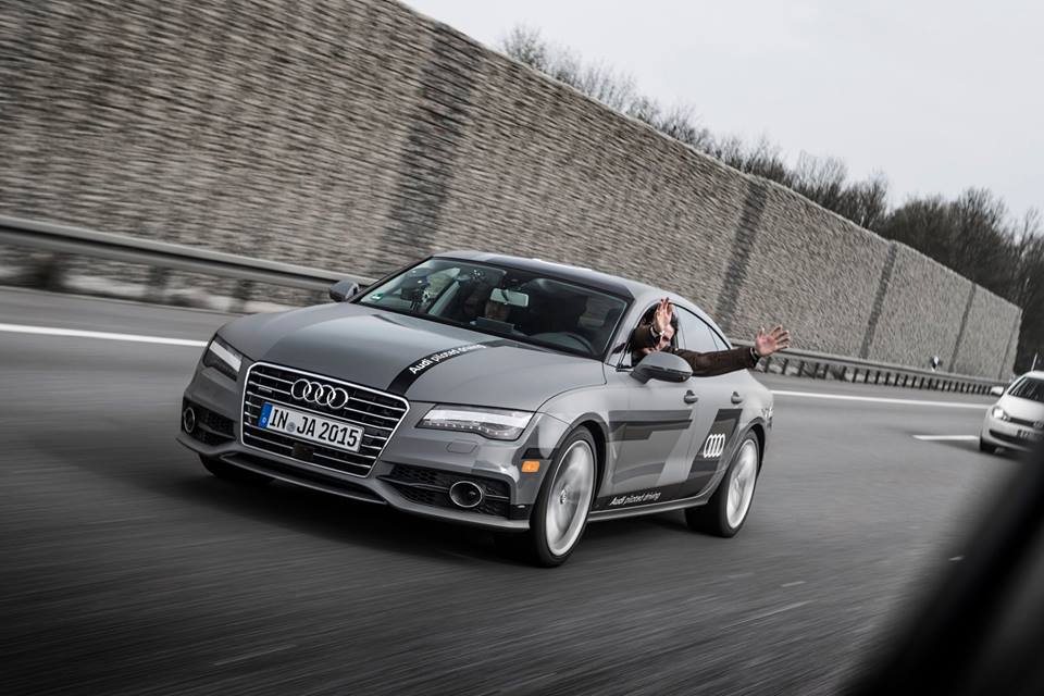 AudideMexico's tweet photo. ¿Sabes cómo se conduce sin tomar el volante? Sólo con RS 7 Piloted Driving lo sabrás #DrivingNotDriving http://t.co/L0mKLpOb4p