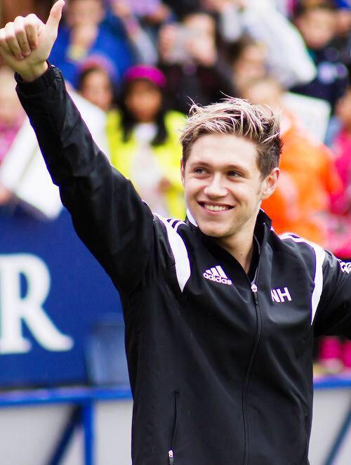 monteiromalik's tweet photo. "você me faz sorrir
mesmo sem saber,
mesmo sem querer,
mesmo sem estar aqui #EUTEAMONIALL http://t.co/IFTSr7qiUp