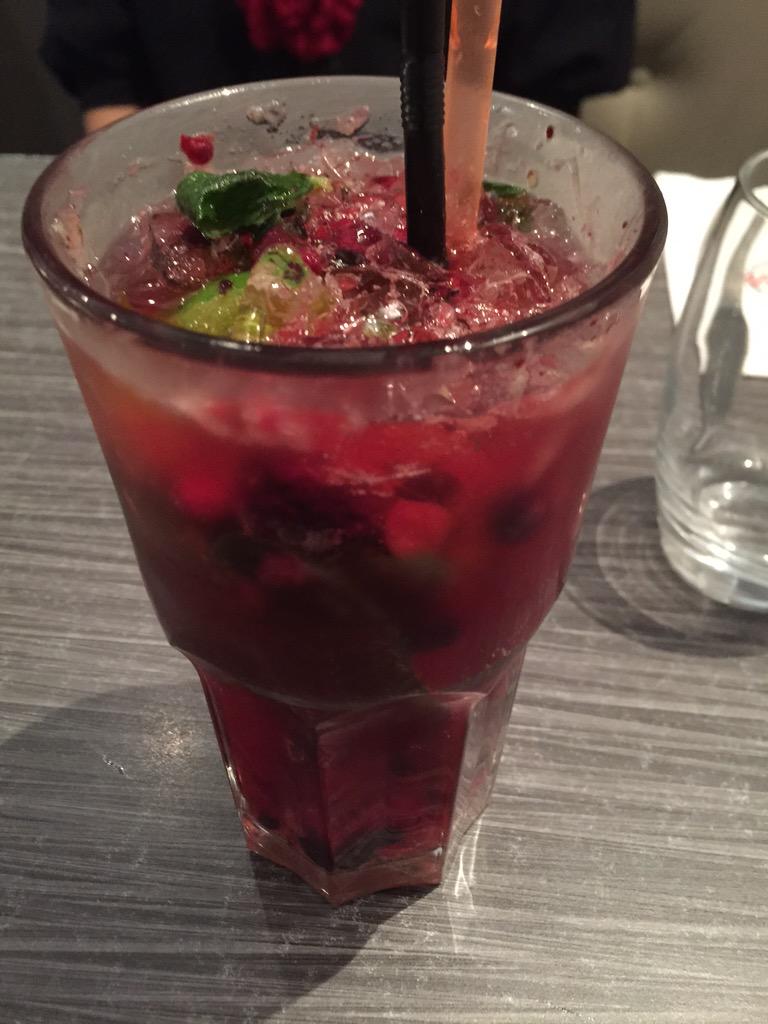 moundirofficiel's tweet photo. On commence avec le #redmojito juste un kiffe avant le plat de la destruction massive @_french_touch http://t.co/B6PfyMD2Pj
