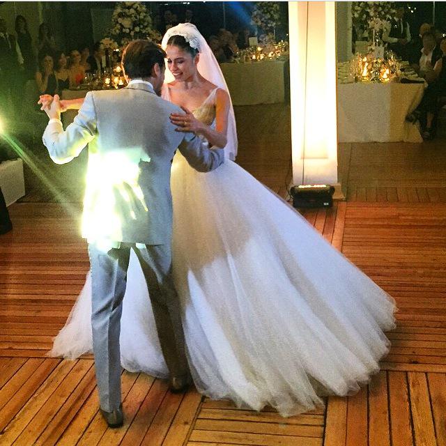 EnginHLOVER's tweet photo. @hepileriengin @beyzasekerci  ilk dansı❤️ http://t.co/sFc2pnoqiT