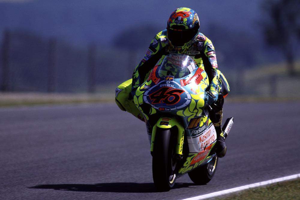 JesSanSan's tweet photo. Decoración especial de @ValeYellow46 en Mugello '99 para hacerse con la victoria! Iba a por el título de #250cc. http://t.co/VCMxmEoJlJ