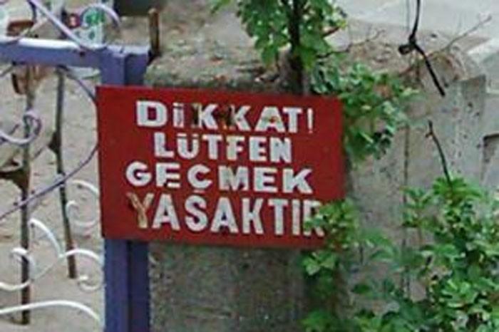 KeremAbadi's tweet photo. Rica ederek uyarıyor. Üzerine lokum yapıştırılmış beyzbol sopası gibi tabela. http://t.co/lrH4pL54Cg
