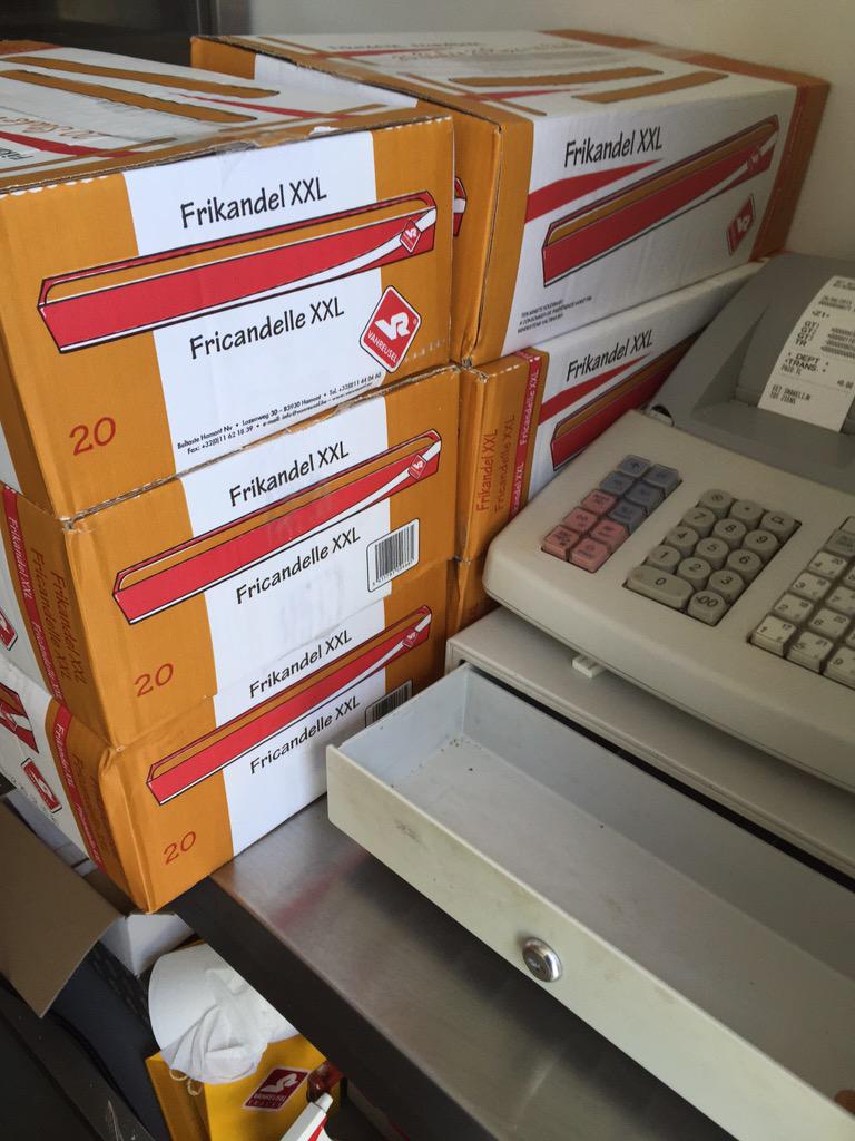 hetbestebroodje's tweet image. @LeoDriessen doos Xxl voor jou bij een vermelding dat de Xxl verkocht wordt tijdens deze finale #ELfinale