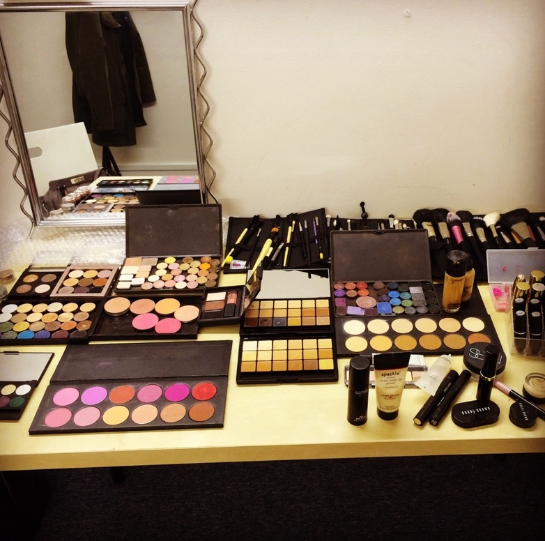 OneNear's tweet image. RT if you're also jealous of Azmina's makeup collection. Book your #wedding #makeover here: onenear.com/Blushwithazmin…