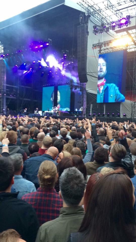 JenJenGibson's tweet photo. #foofighters #amazing #dayslikethese #friends #drinks #music http://t.co/UCMF27EEQ9