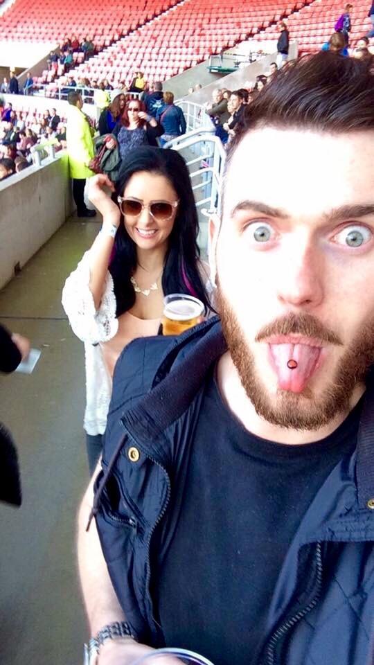 JenJenGibson's tweet photo. #foofighters #amazing #dayslikethese #friends #drinks #music http://t.co/UCMF27EEQ9